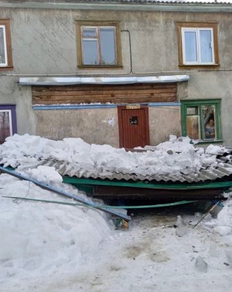 Глыба льда обрушила козырек дома в Зеленоборском