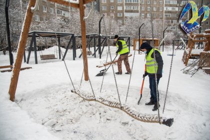 Только с начала года с территории парков вывезено около 20 000 кубометров снега. С октября 2021-го по конец февраля 2022-го - более 40 000