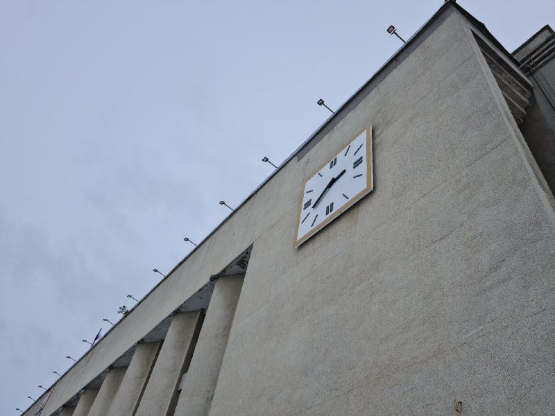 Впервые за 15 лет встали часы на здании мэрии Мончегорска