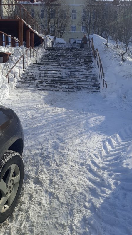 В Никеле почистили от снега лестницу по сигналам северян