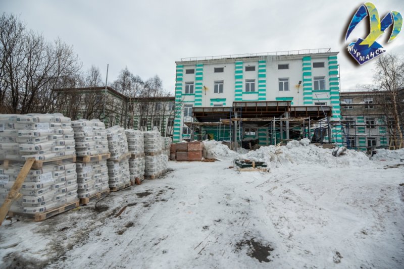 Несколько подрядчиков ремонтируют здание школы № 1 Мурманска