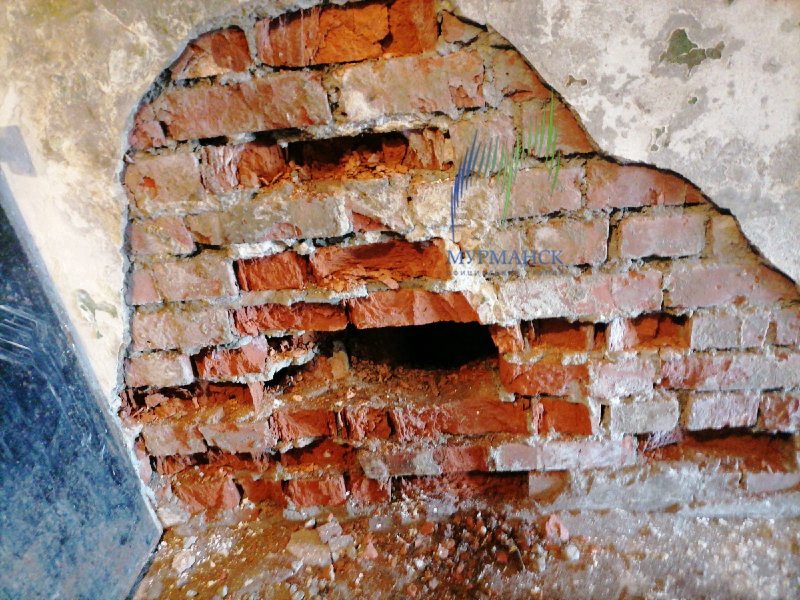 Дыра в стене квартиры образовалась в доме Мурманска