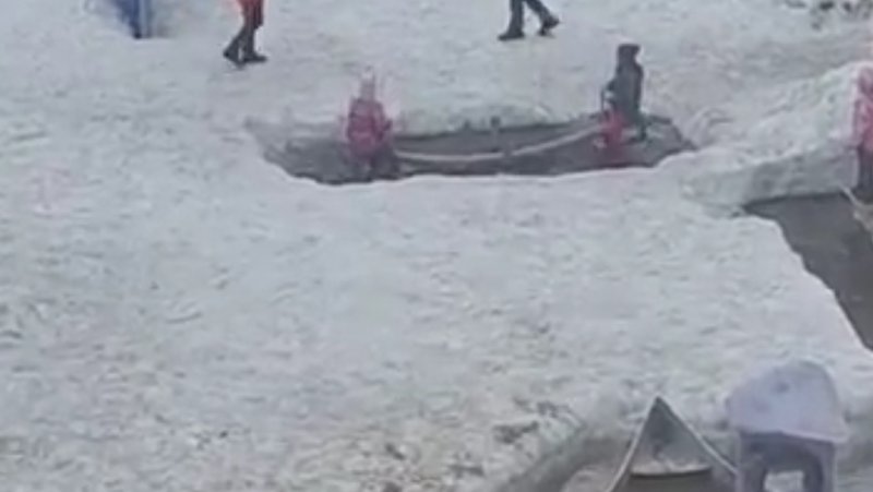 По колено в воде катаются на качелях дети в Мурманской области