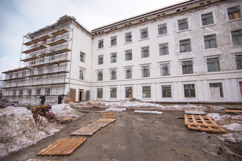 Капремонт здания будущей художественной школы проверили главы Мурманска