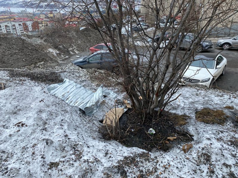 Мусор и грязь портят вид со смотровой площадки в Мурманске