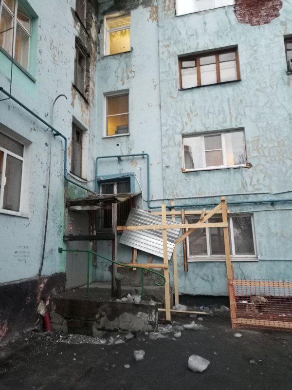 Фасад многоквартирного дома в Мурманске осыпается на пешеходов