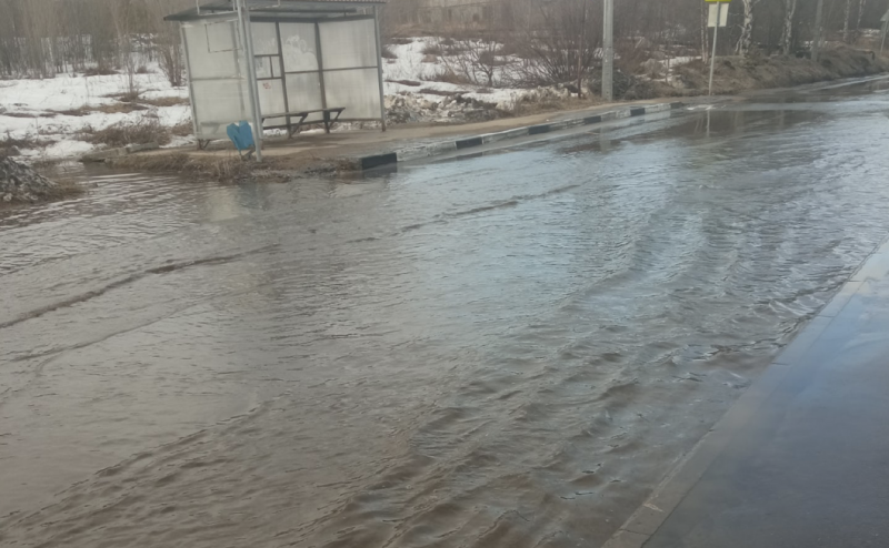 В Кандалакше затопило улицу Спекова