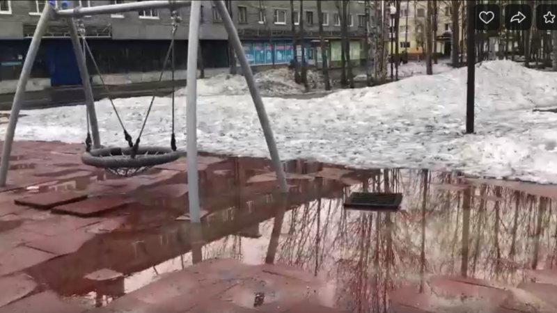В Ковдоре детская площадка уходит под воду