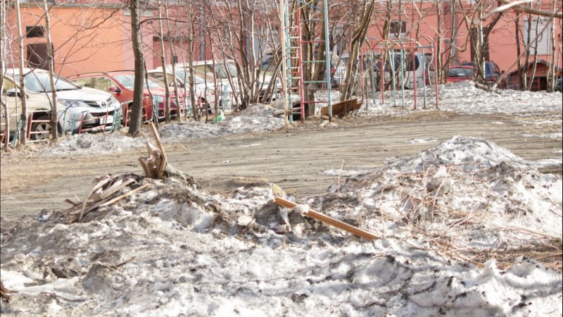 В одном из дворов в центре Мурманска образовалась свалка