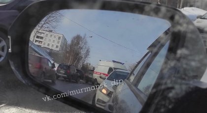 Внедорожник столкнулся с каретой скорой помощи в Мурманске