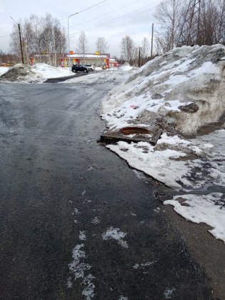 Открытую канализацию обнаружили рядом с детским садом в Мурмашах Открытую канализацию обнаружили рядом с детским садом в Мурмашах