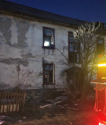 Вскрывать заколоченные окна горящего дома пришлось пожарным в Кандалакше