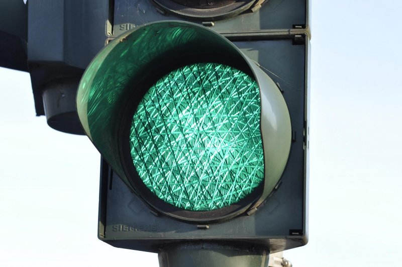 Красный и зеленый одновременно показывает светофор в Мурманске