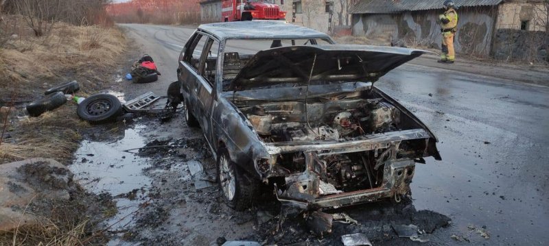 Обгоревший «скелет» машины остался после пожара в Североморске