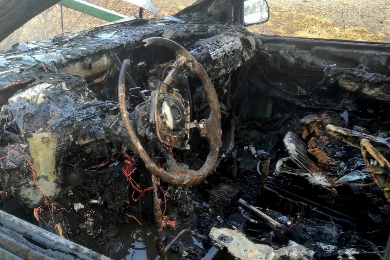 Огонь уничтожил салон минивена в Видяево