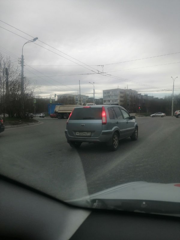 Чуть не сбил детей гонщик на Фадеев Ручье в Мурманске Чуть не сбил детей гонщик на Фадеев Ручье в Мурманске