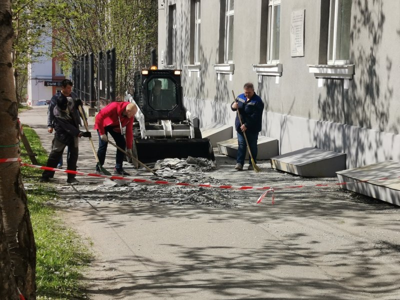 Обрушилась часть фасада дома в Мурманске