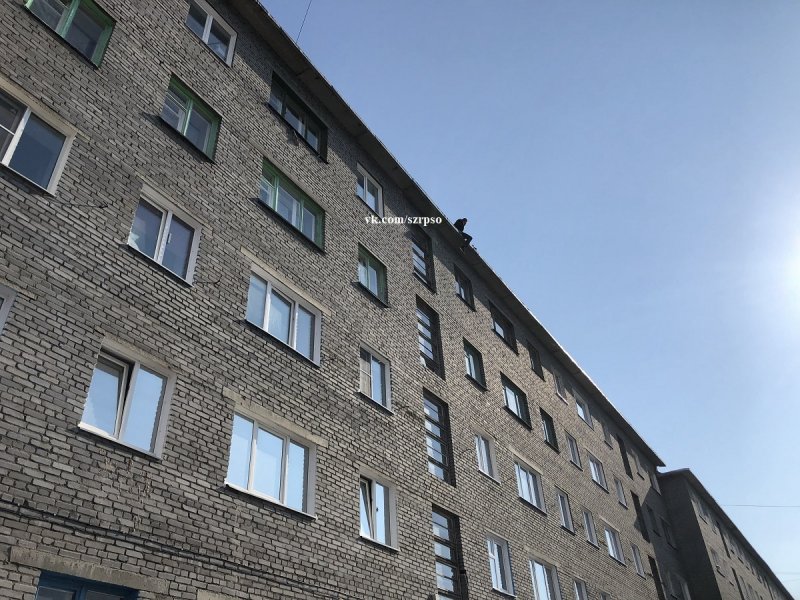 Упасть с крыши не дали мужчине спасатели в Кировске