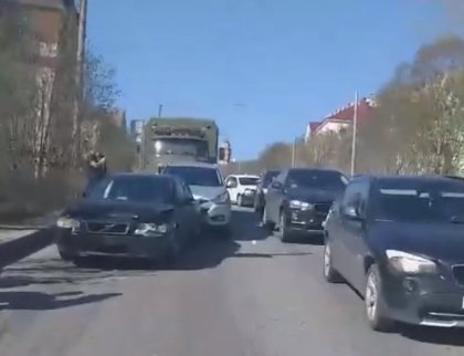 "Паровозик" из 4 авто: грузовик «догнал» внедорожник на спуске по Челюскинцев