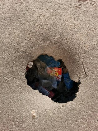 Дыра в асфальте стала урной для мусора в Никеле