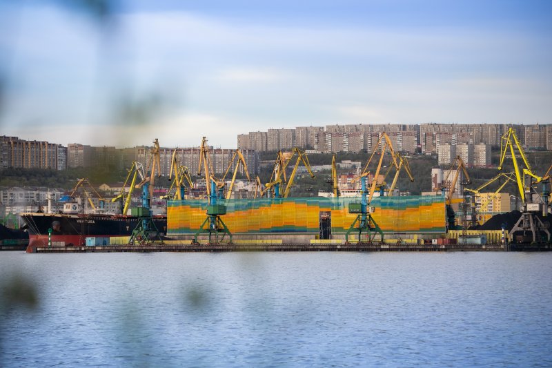 Портовики-передовики: май удался в Мурманском морском торговом порту