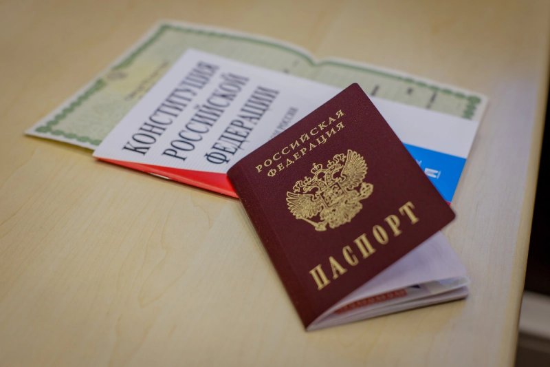 Паспорта подросткам вручил глава Мурманска