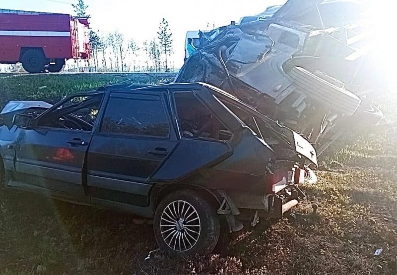 Погибли водитель и пассажир легковушки в Мурманской области