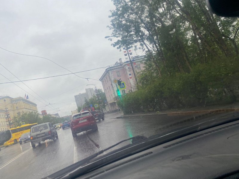 Оборвалась контактная сеть троллейбусов у здания Правительства в Мурманске