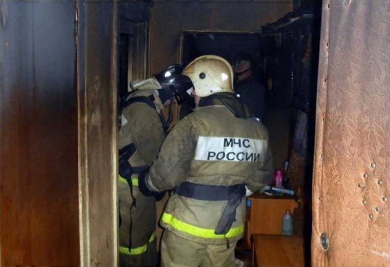 Двоих спасли из горящей квартиры в доме в центре Мурманска