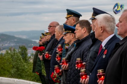 «Миллионы огней в окнах домов и на военных мемориалах – это не только знак общей скорби народов, но и символ глубокой благодарности поколению победителей», - рассказали в администрации Мурманска.