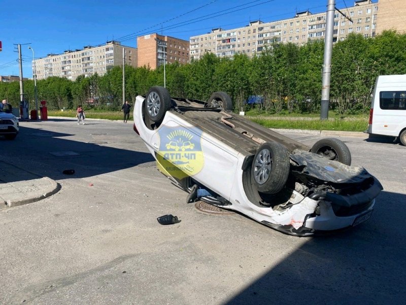Машина легла на крышу у автозаправки в Мурманске