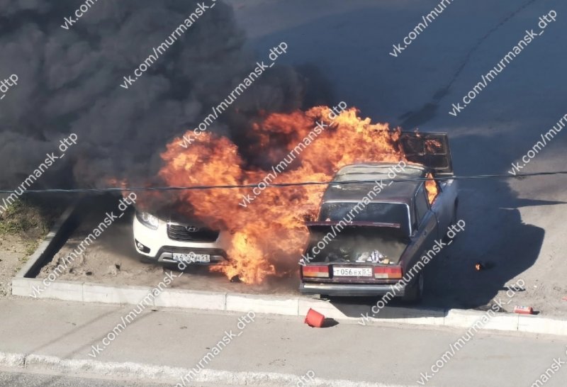 Обгорели машины на парковке в Мурманске