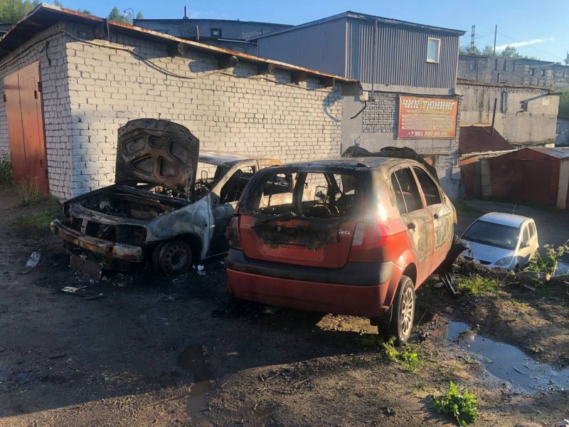 Сгорели две машины ночью в Мурманске