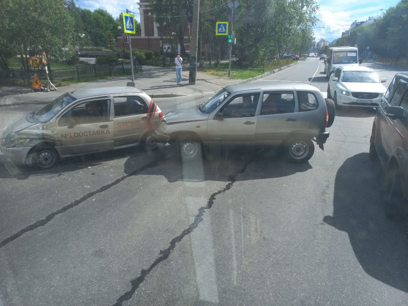 Перегородила часть дороги авария в центре Мурманска