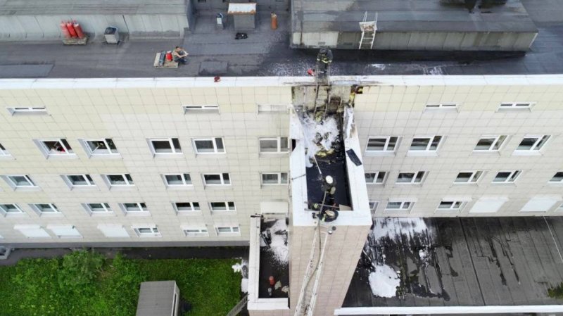 Обгорела крыша перинатального центра в Мурманске