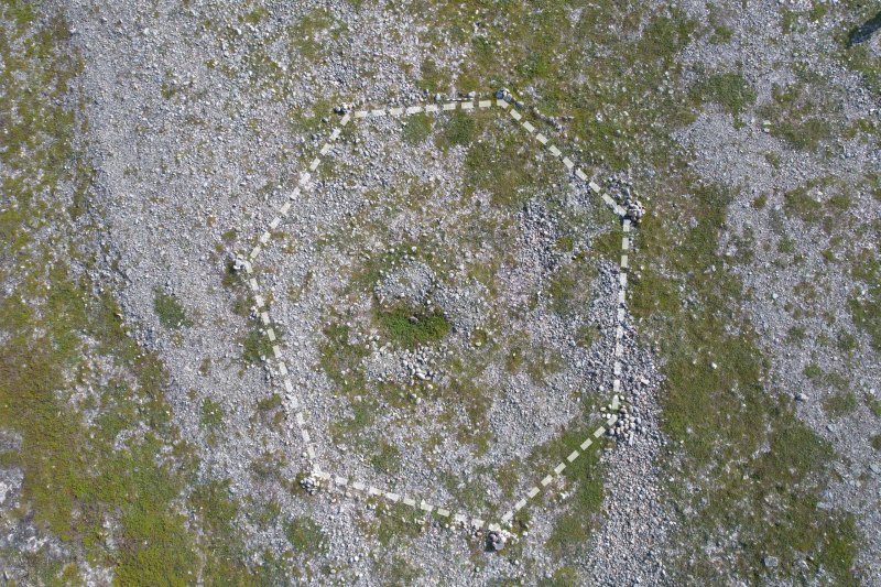 Загадочный семигранник из камней нашли в районе Цип-Наволока