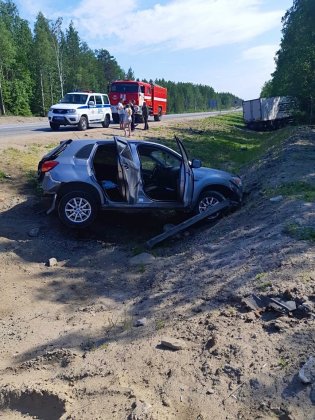 Двое пострадали в аварии с грузовиком и легковушкой в районе Полярных Зорь
