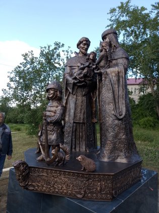 Устанавливают памятник Петру и Февронии в Кандалакше