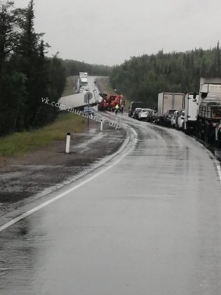 Полностью заблокировала дорогу авария с фурой возле Ловозера