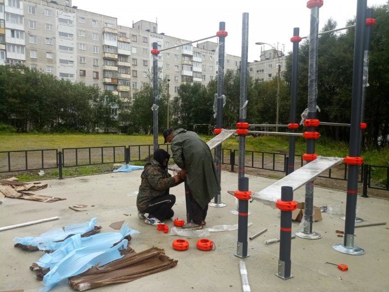 Начался монтаж игрового и спортивного оборудования на игровых площадках в Мурманске