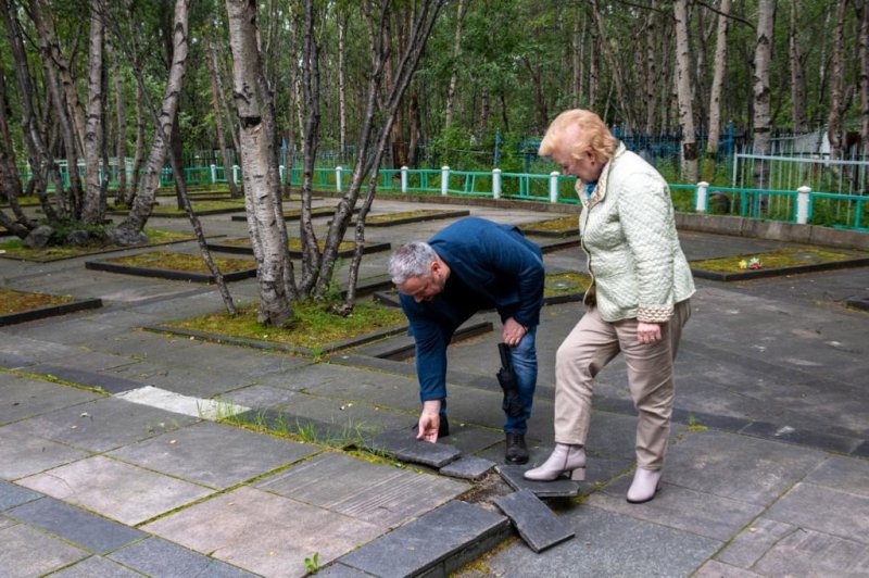 Состояние Братского воинского кладбища оценили депутаты Мурманска