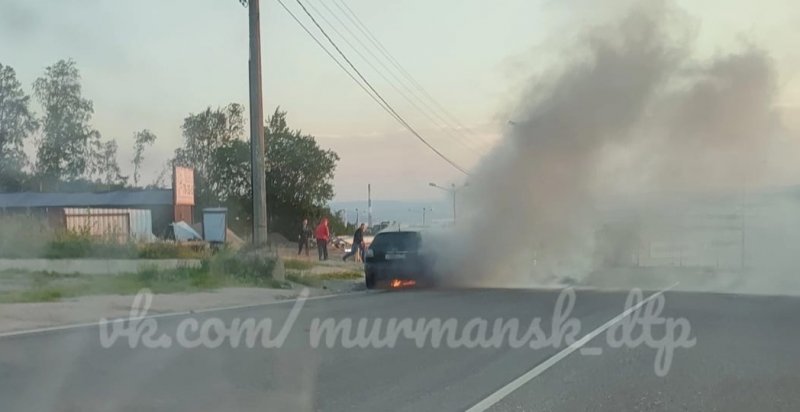 Сгорела Mazda на выезде к «ленинградке» в Мурманске
