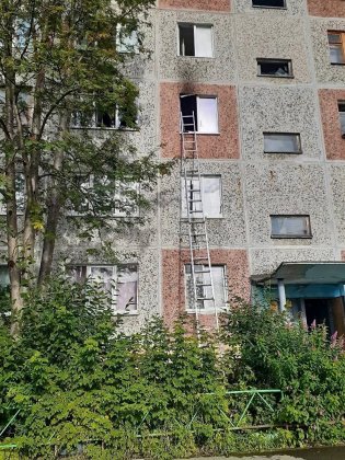Девочка и парень выпрыгнули из окна горящей квартиры в Апатитах