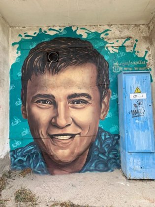 Портрет Юрия Шатунова нарисовали на фасаде дома в Полярном