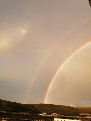 Сотни фотографий двойной радуги опубликовали мурманчане