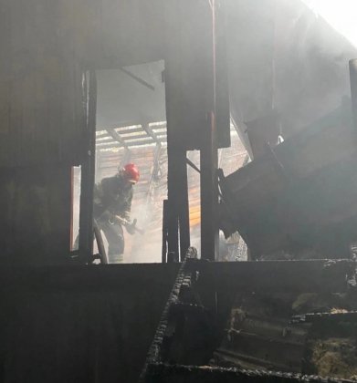 Обрушилась крыша горящего строения в Ковдоре