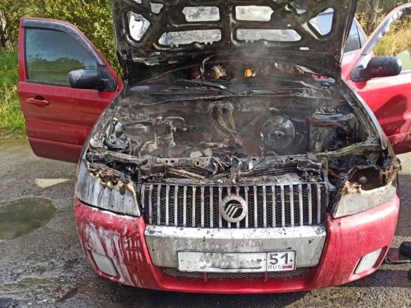 Посреди дня сгорел дотла автомобиль в Мончегорске 