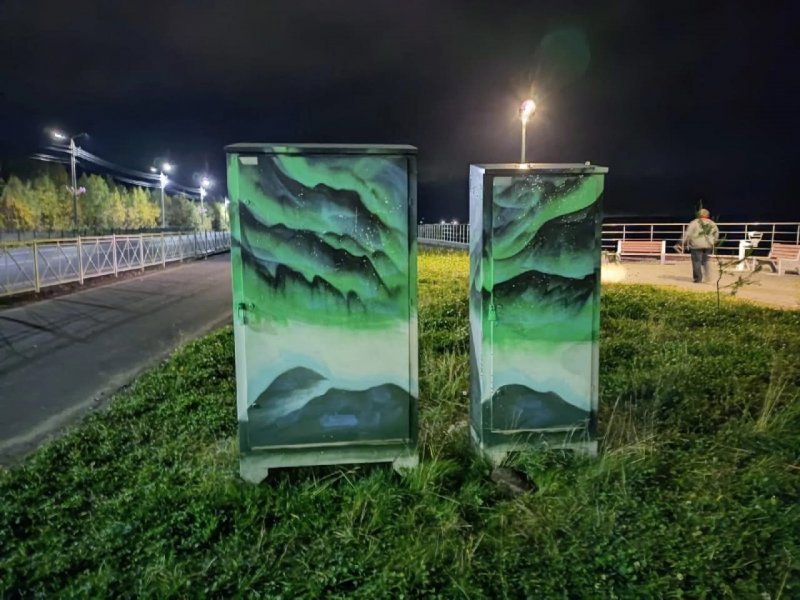 Изображениями северного сияния украсили электрощиты в Мончегорске