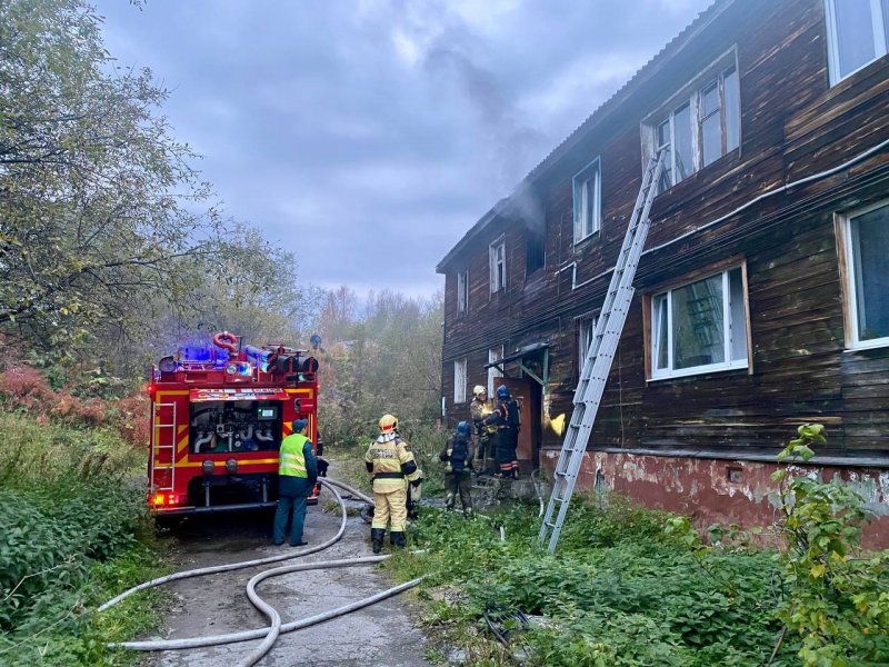 Эвакуировали 12 жильцов при пожаре на Полухина в Мурманске