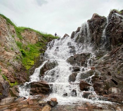 Девушка упала со скалы водопада в Териберке